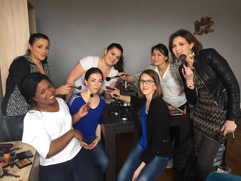Atelier de maquillage pour un enterrement de vie de jeune fille à Paris