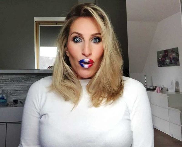 Maquillage pour l'Euro 2016 avec lèvres en bleu blanc rouge