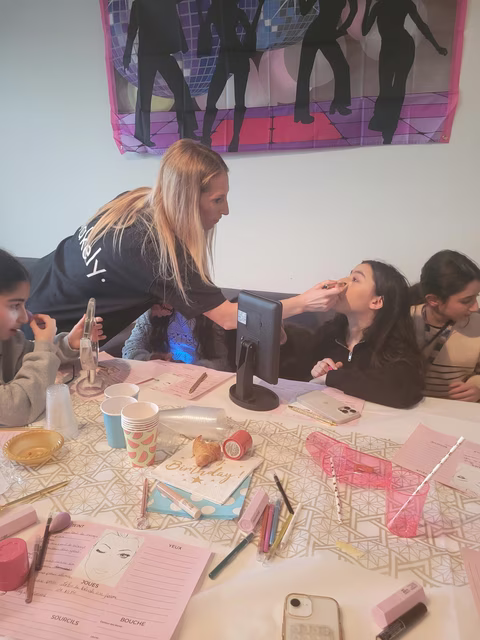 Jennifer Perseverante maquille un groupe d'adolescentes dans le cadre d'une Bat Mitzvah