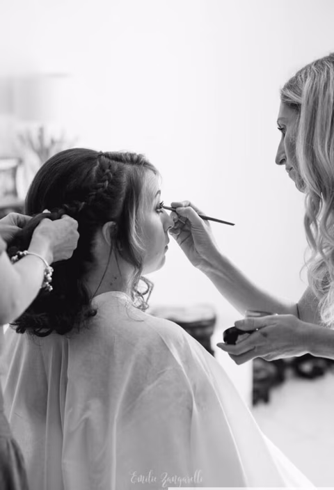 Jennifer Perseverante maquille une mariée