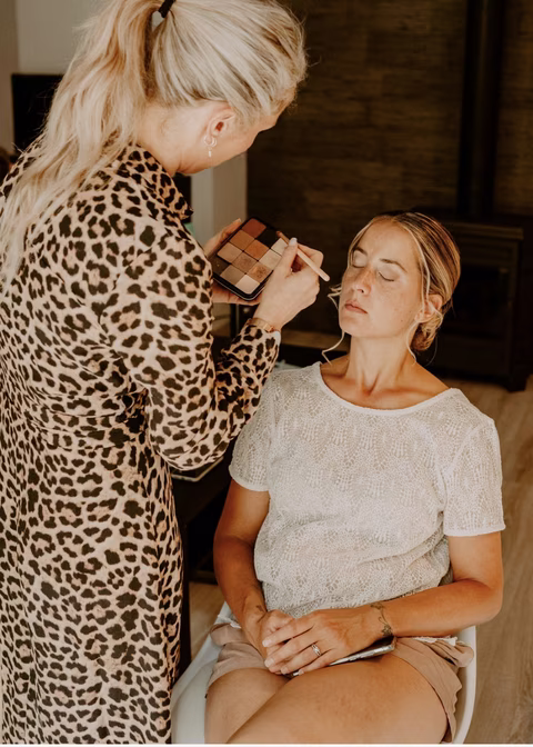 Jennifer Perseverante maquille un visage