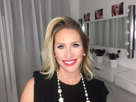 Jennifer Perseverante avec maquillage de femme d'affaire